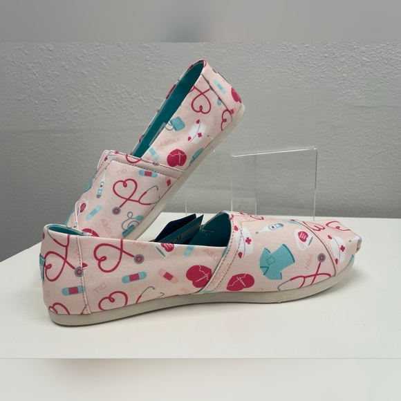 Tom's Slip On Medical Profession Print - New - Size 12W - Picture 2 of 5